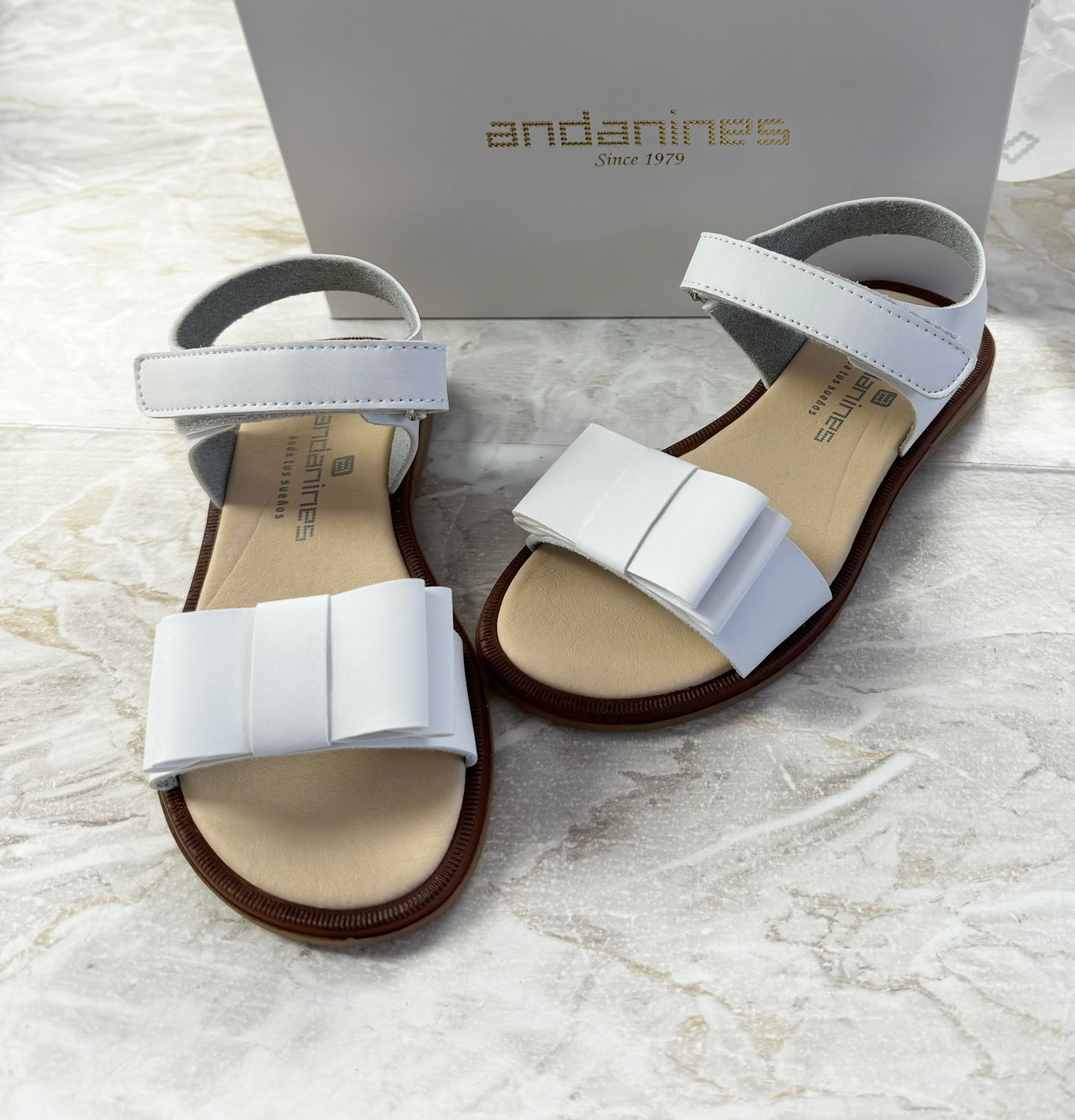 211439 Matt White Bow Andanines Sandal