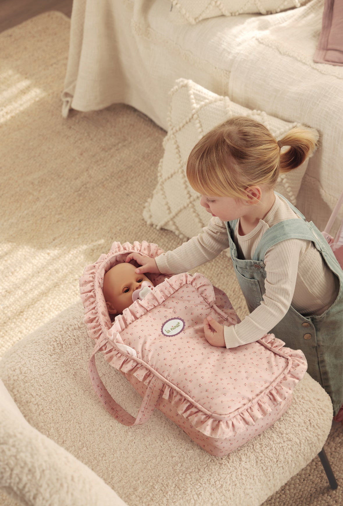 La Nina Olivia Dolls Bed Carrier