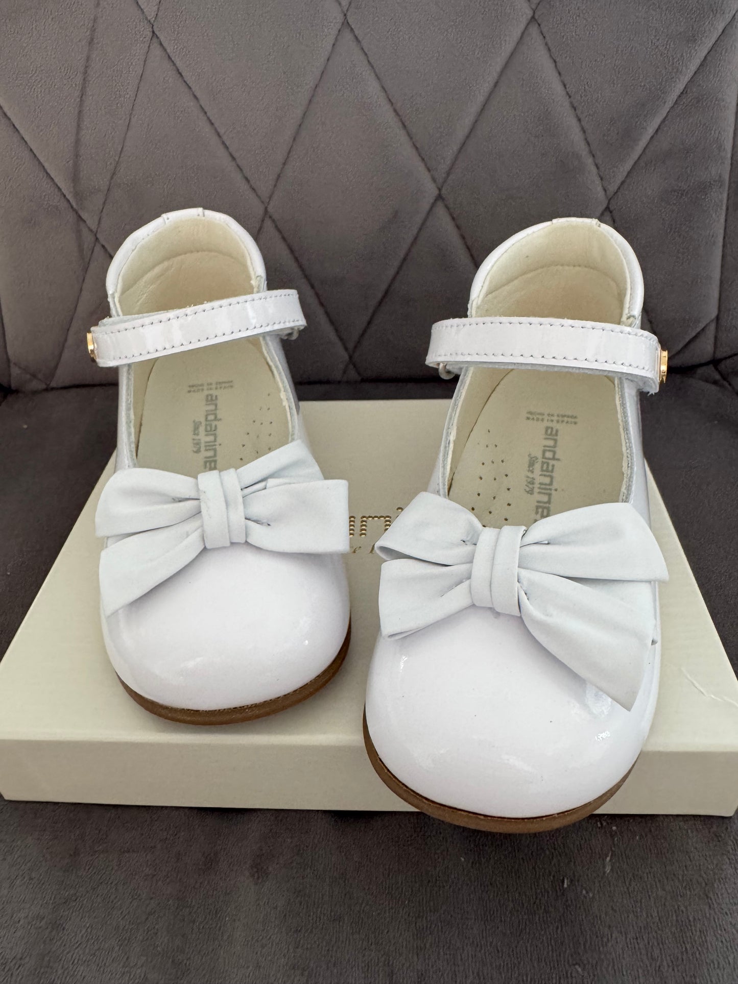 Andanines Bow High Back White