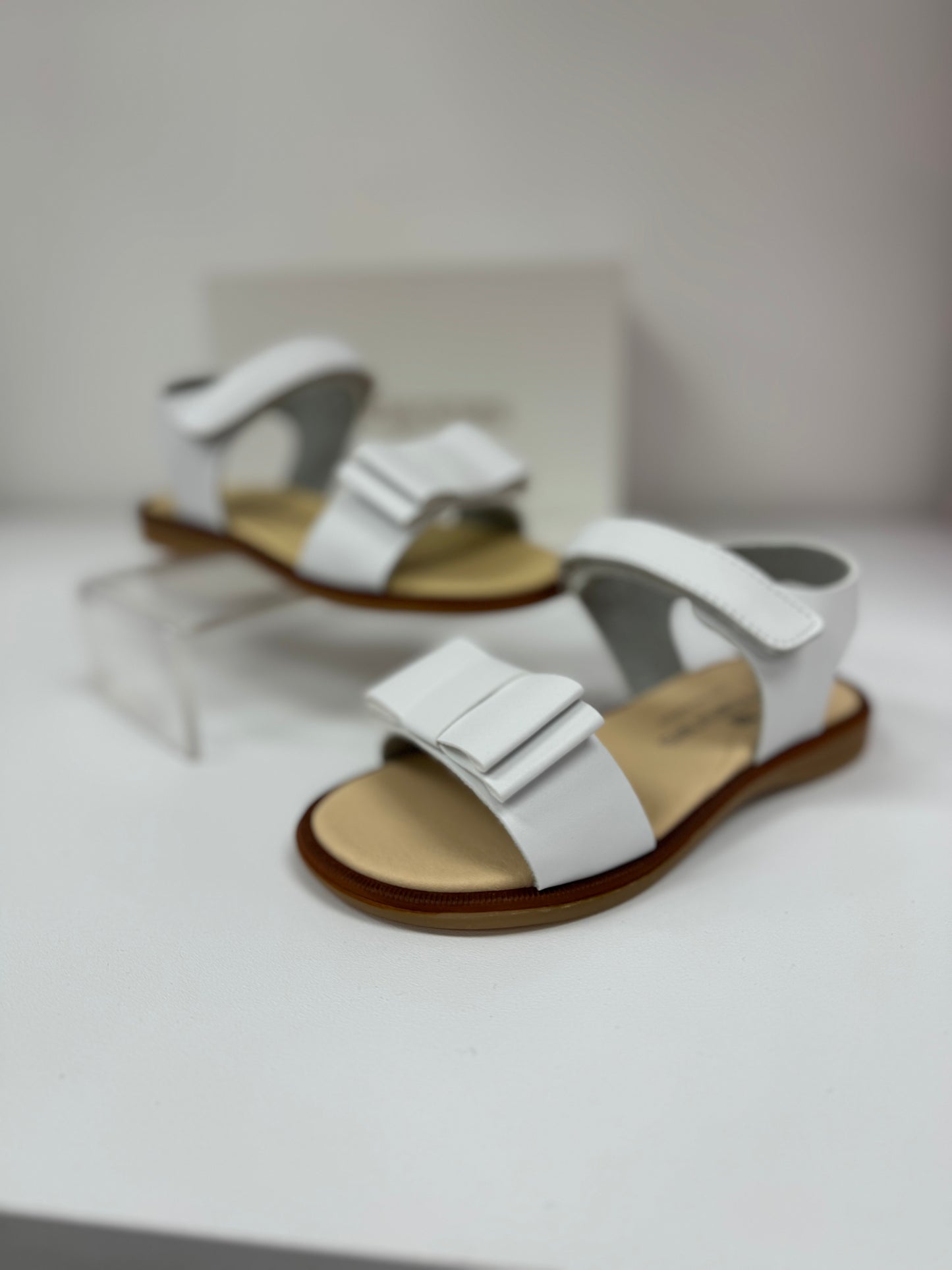 211439 Matt White Bow Andanines Sandal