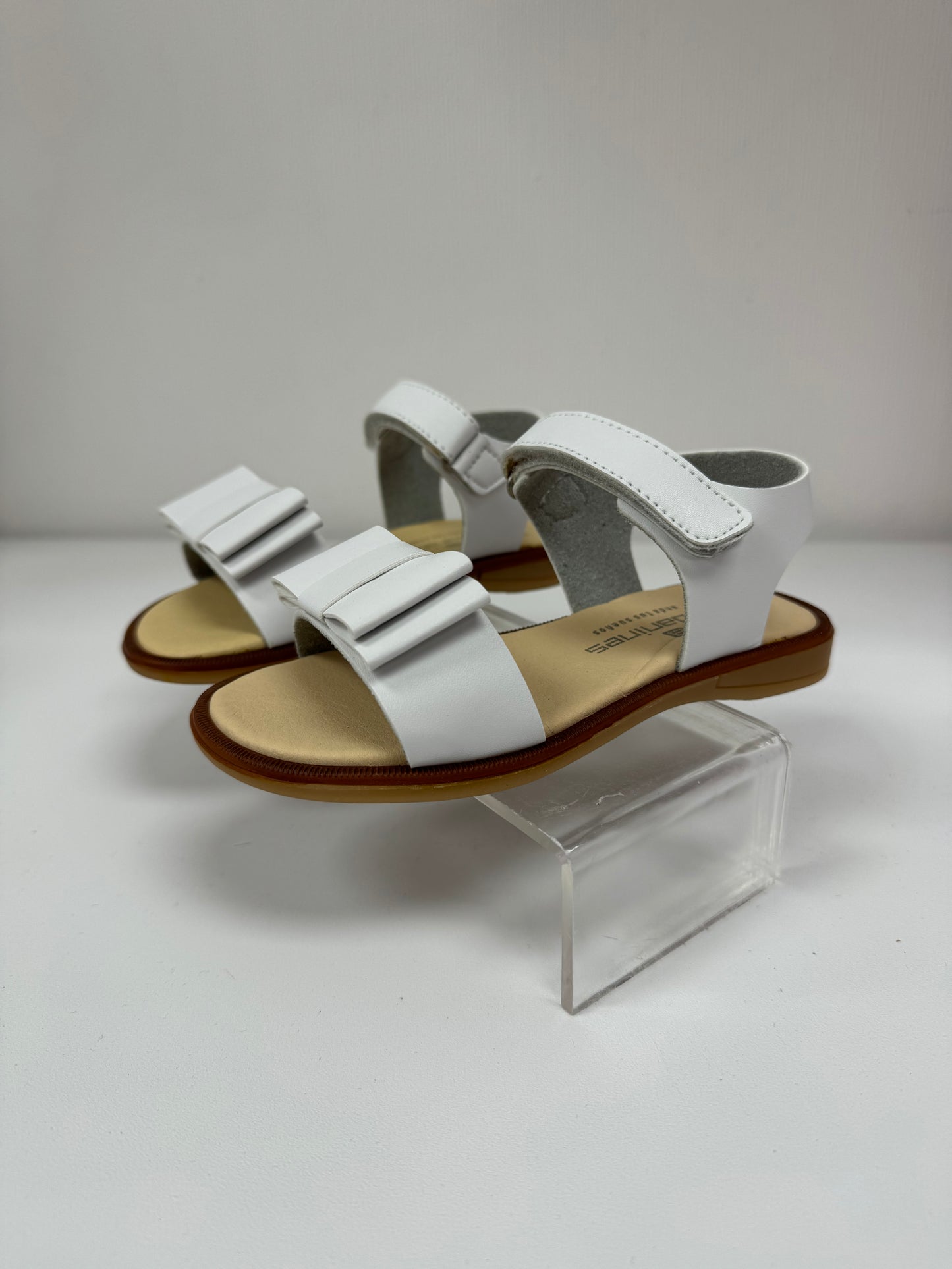 211439 Matt White Bow Andanines Sandal