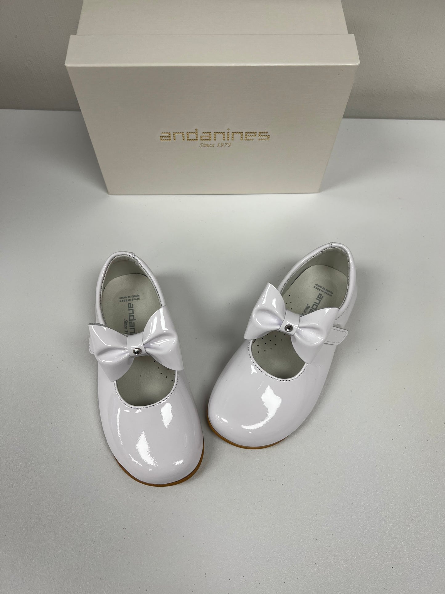 231600 White Stud Bow by Andanines
