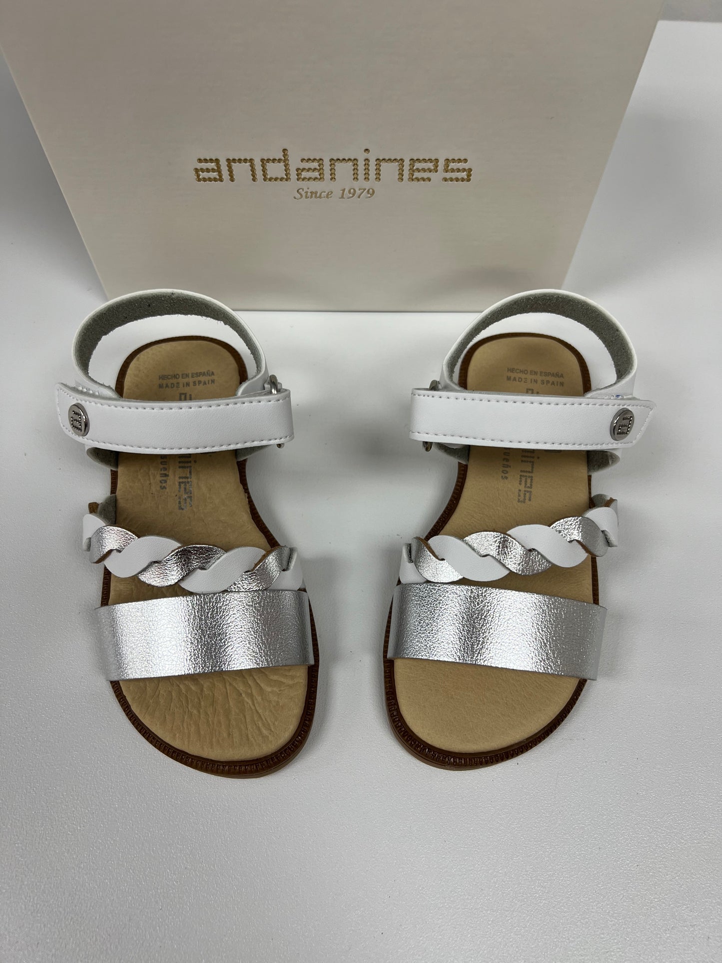 231725 Andanines White and Silver Pleat Cable Sandal