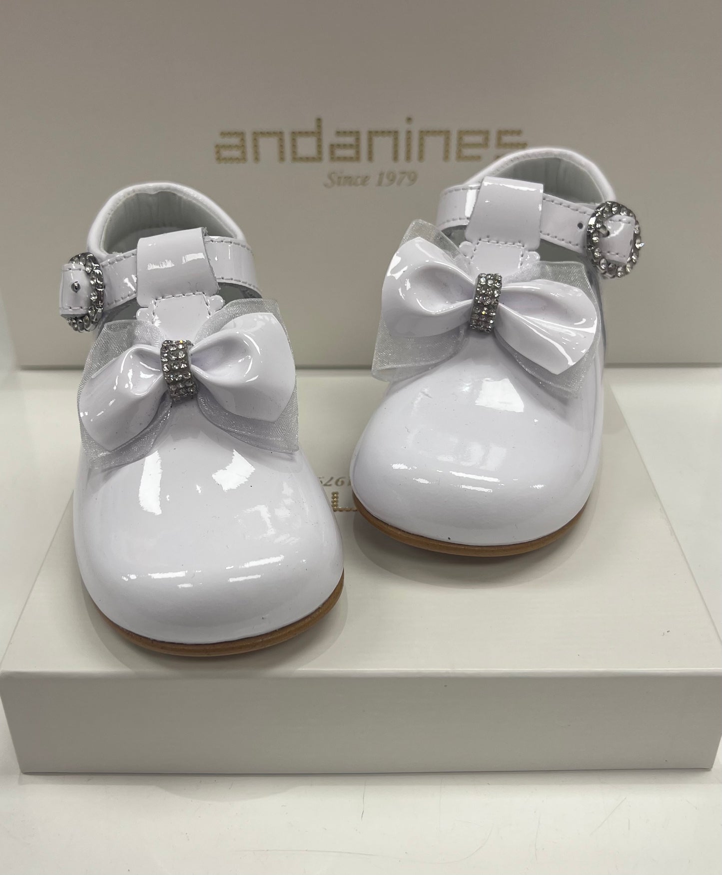 232260 Patent White Fabric/Patent Bow Andanines