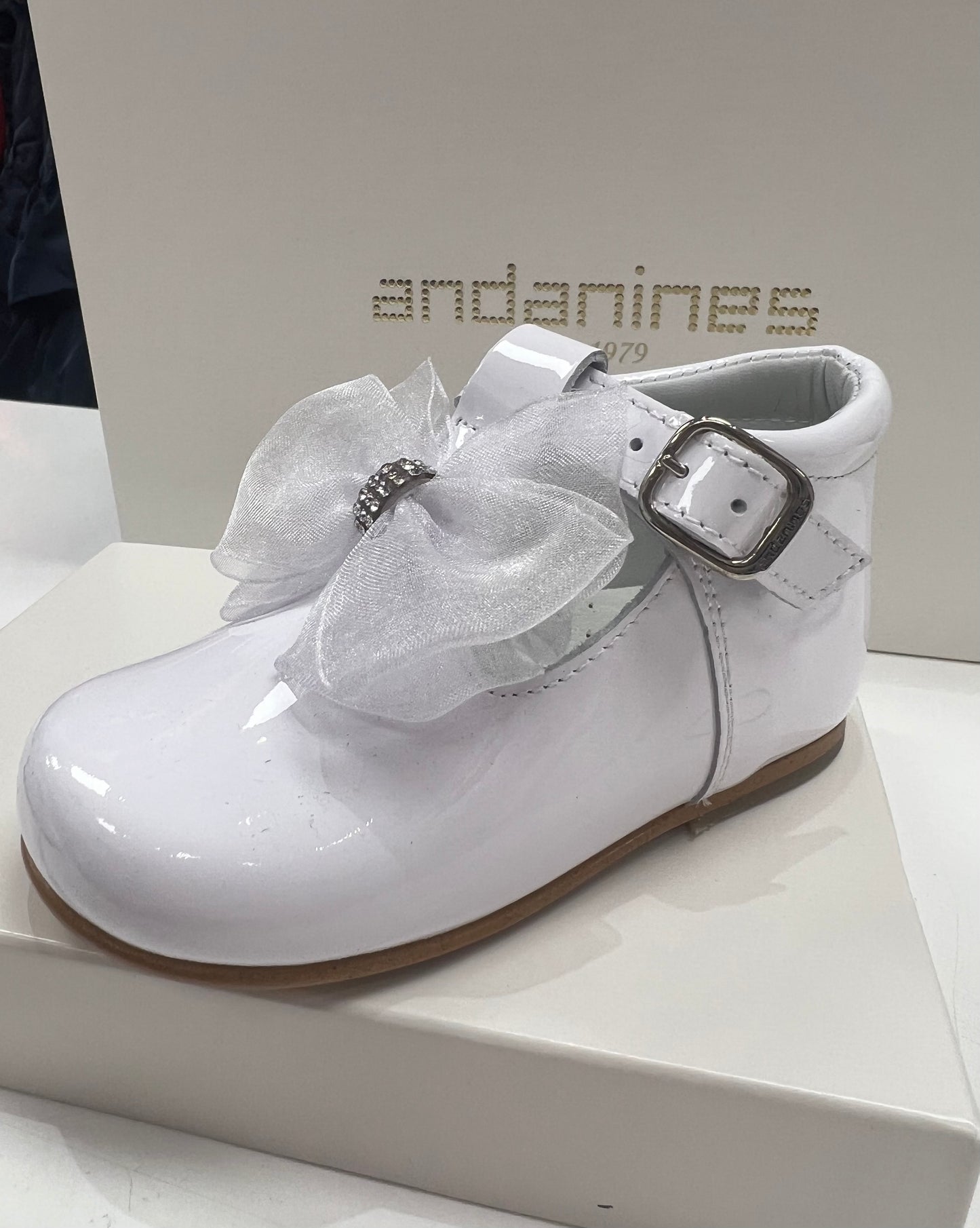 232263 White Patent Big Fabric Bow Andanines