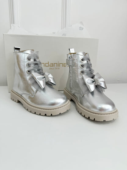 202482 Silver Bow Boot By Andanines