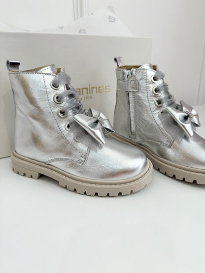 202482 Silver Bow Boot By Andanines