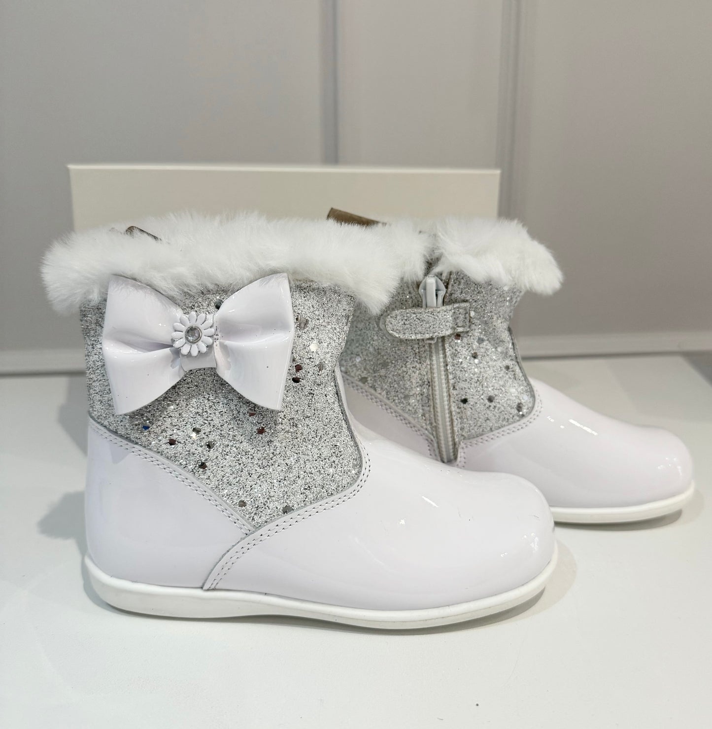 232326 White Fur Boots