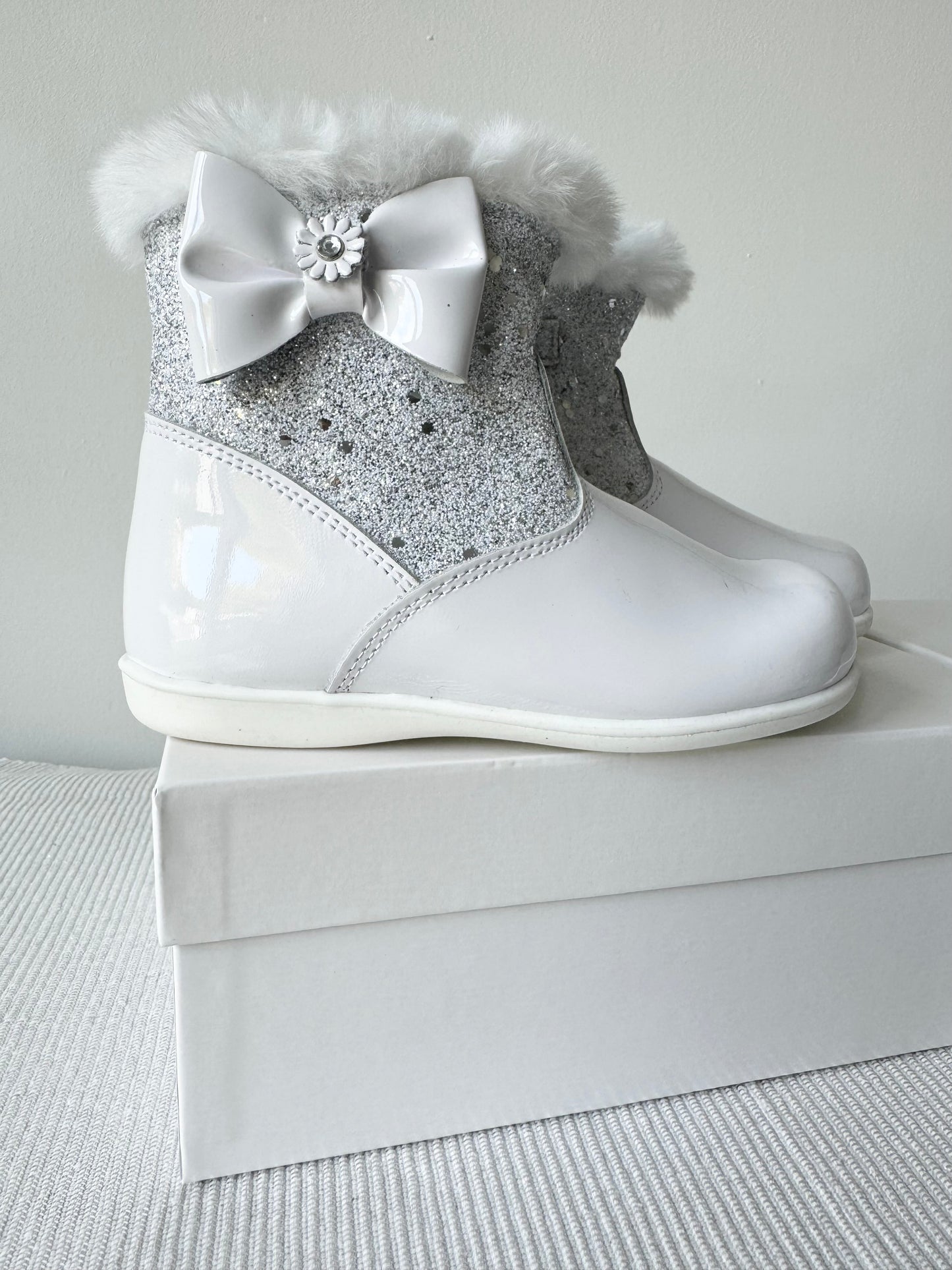 232326 White Fur Boots