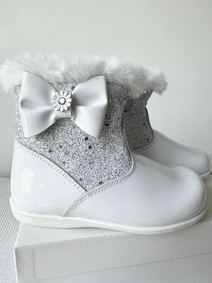 232326 White Fur Boots