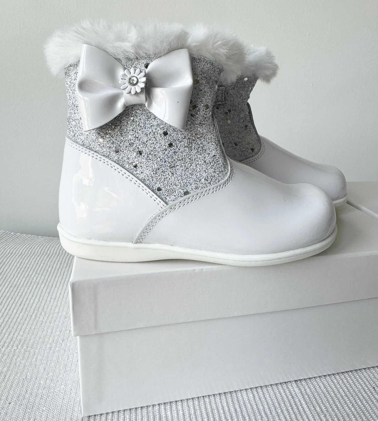 232326 White Fur Boots