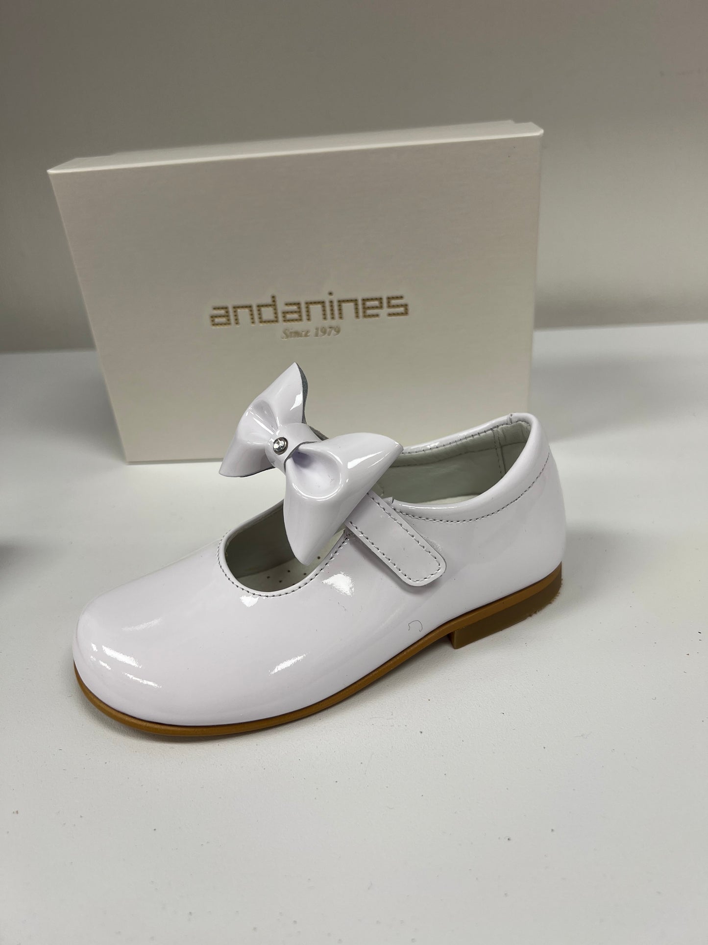 231600 White Stud Bow by Andanines