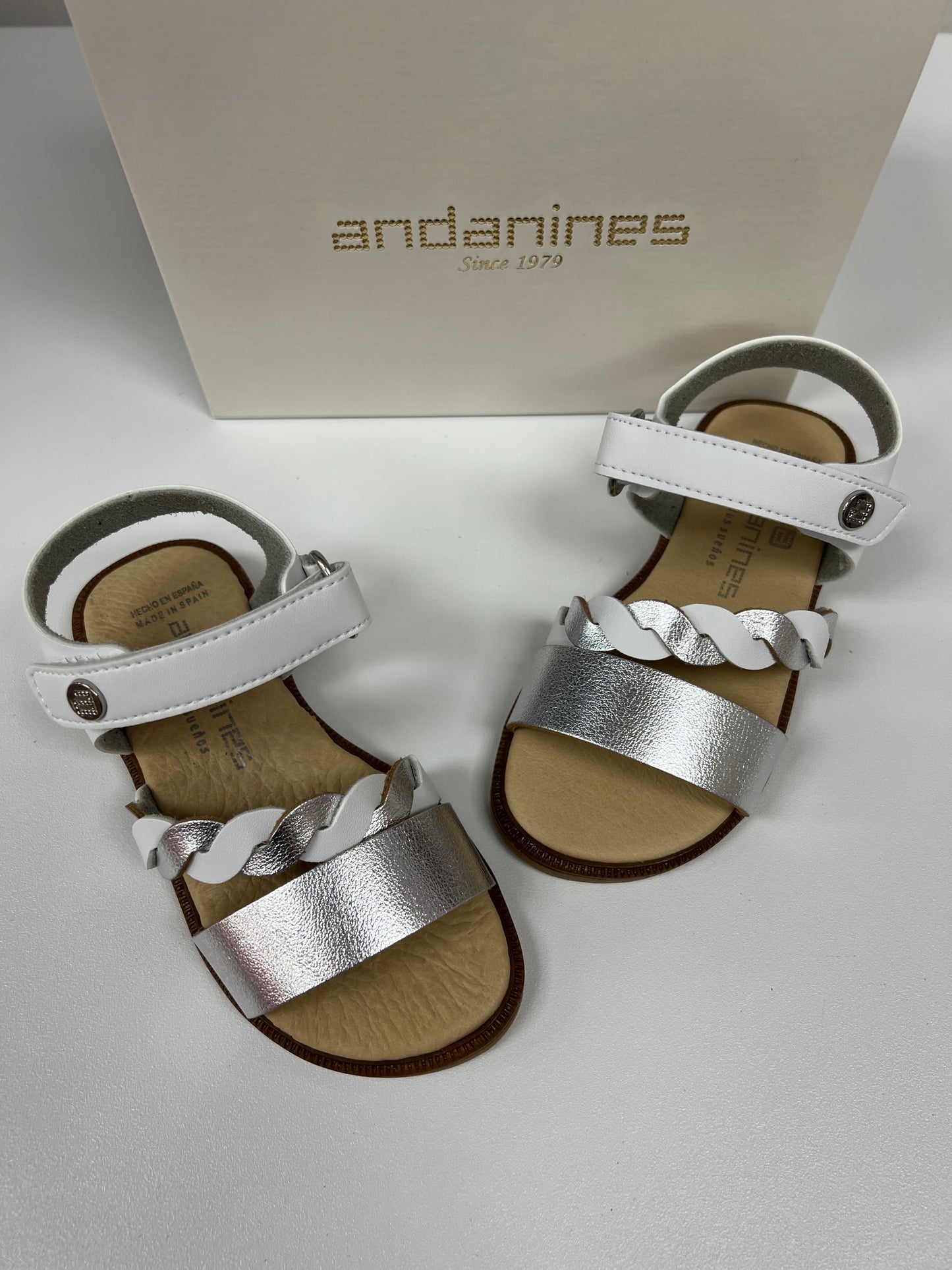 231725 Andanines White and Silver Pleat Cable Sandal