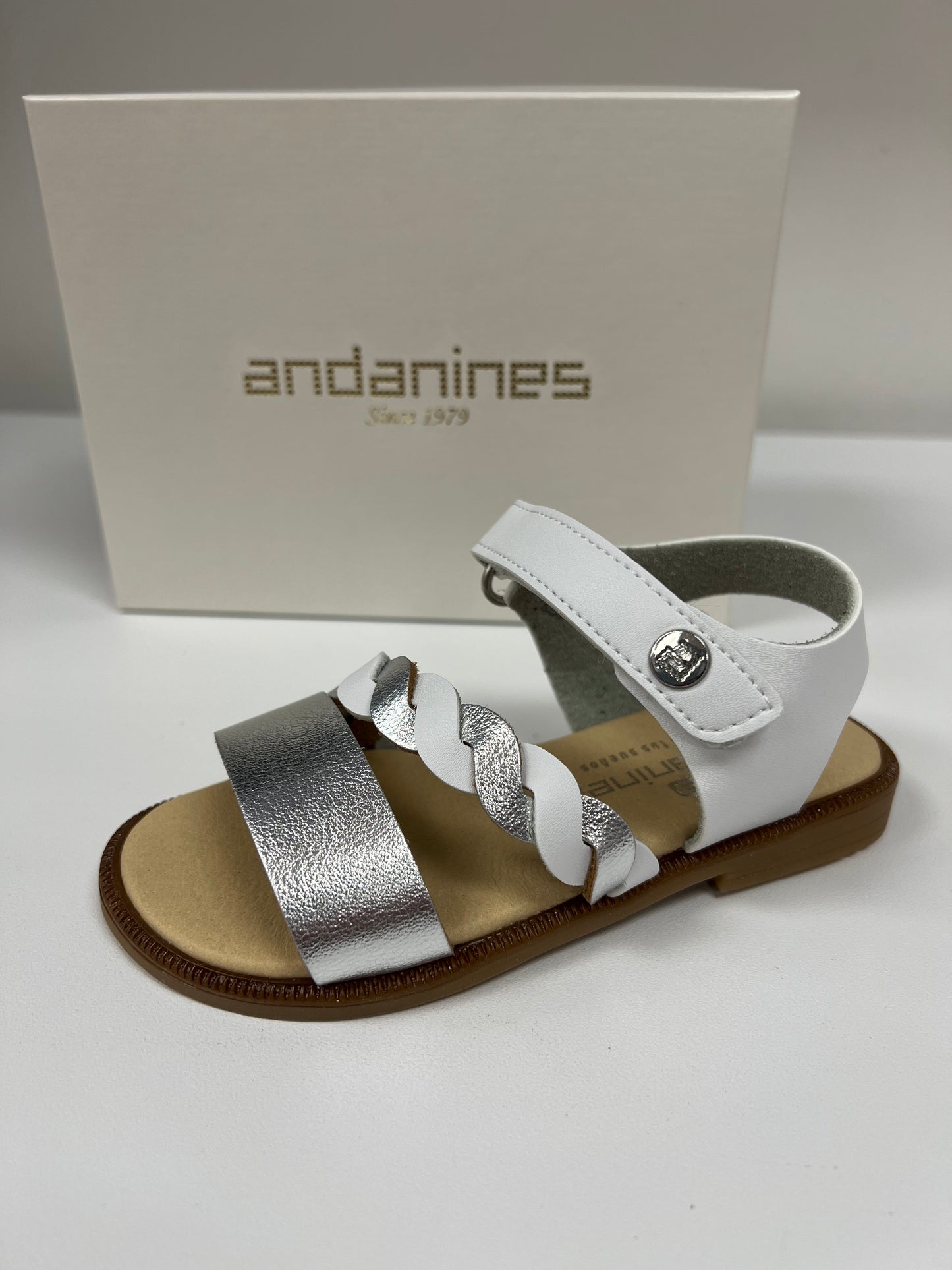 231725 Andanines White and Silver Pleat Cable Sandal