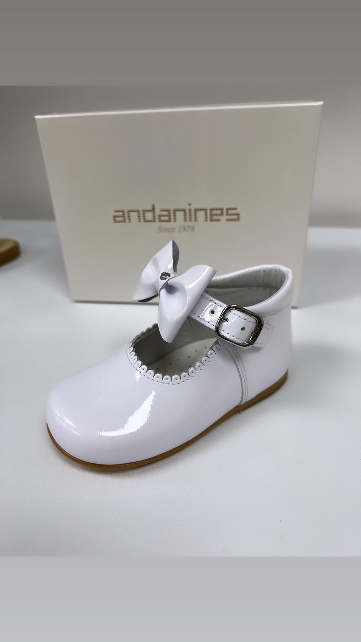 231272 White Patent Bow Andanines High Back