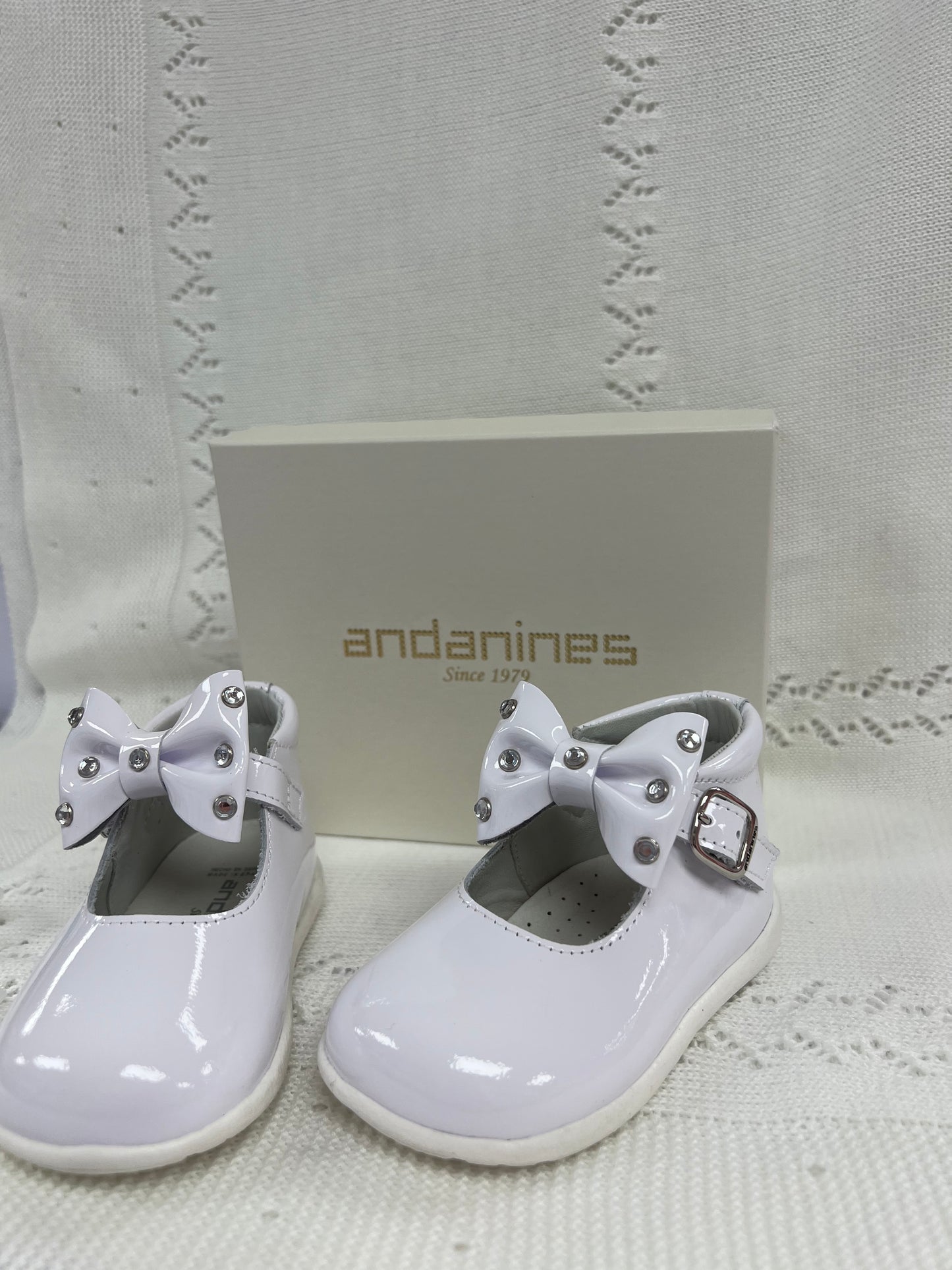231287 White Stud Patent Bow Andanines