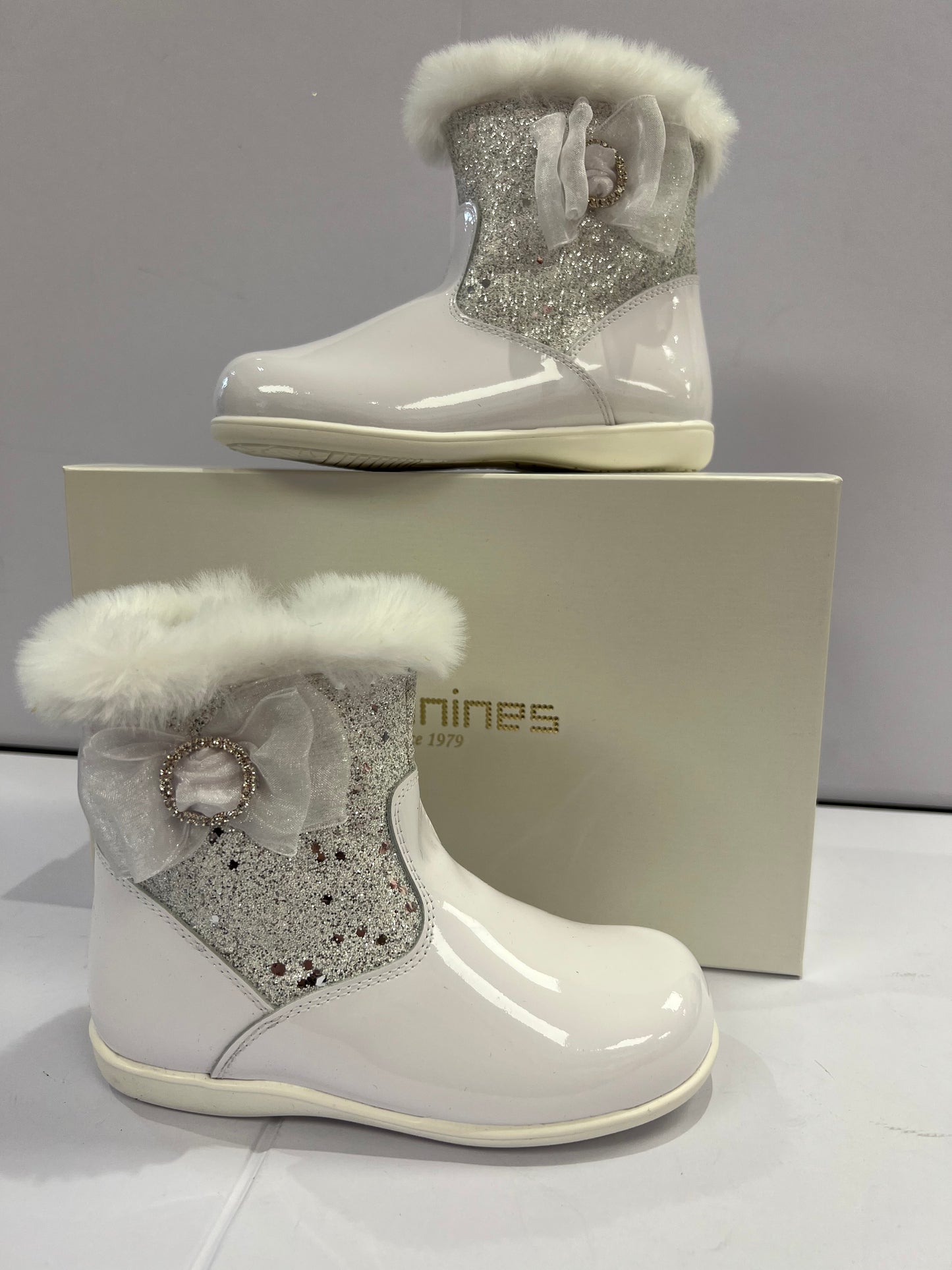 222327 White Bow Andanines Boots